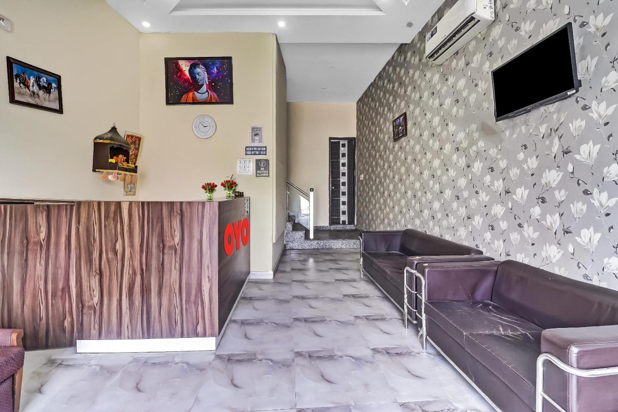 Hotel O Prince Home Stay Near Ambience Mall Ню Делхи Екстериор снимка