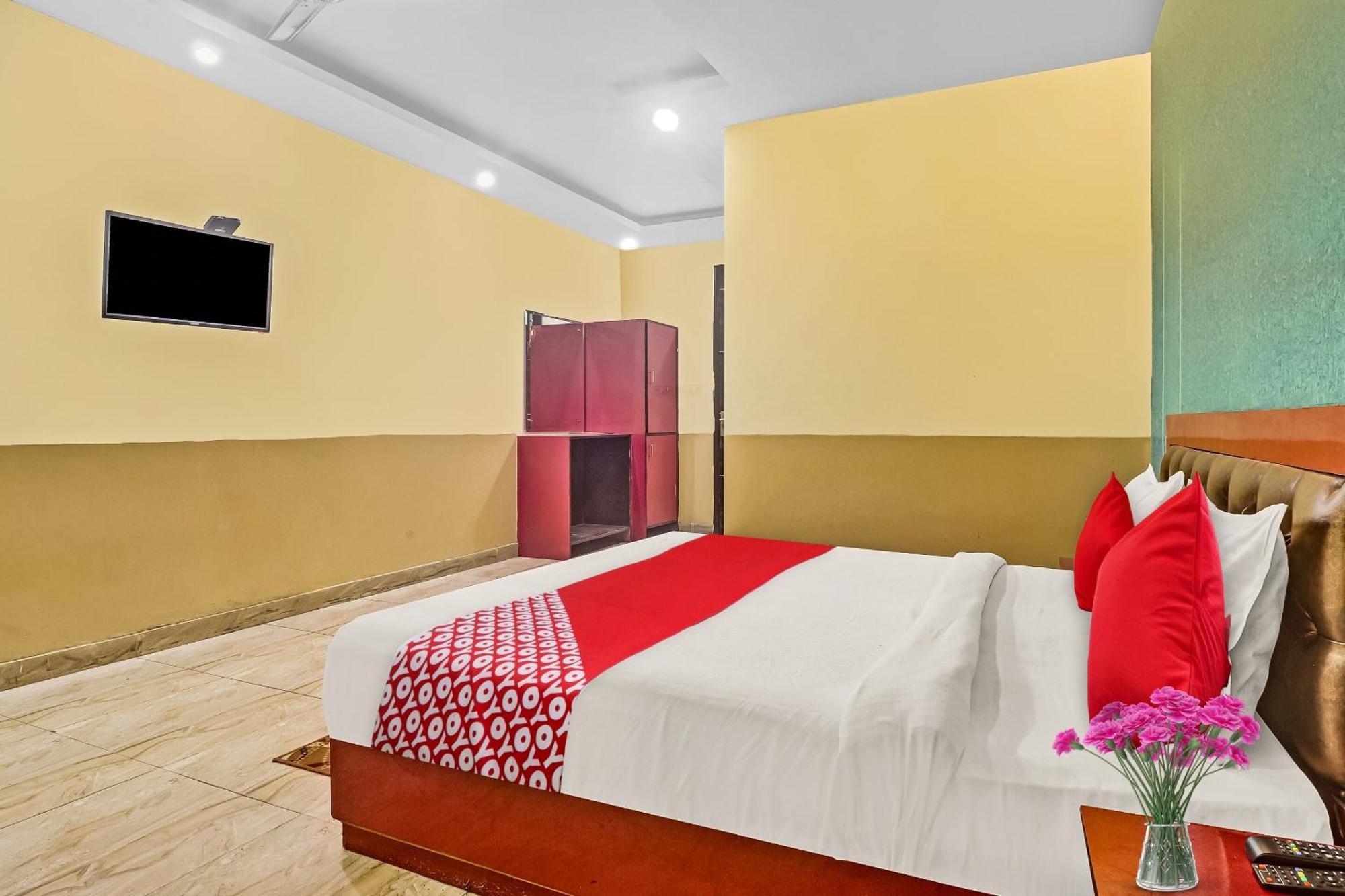 Hotel O Prince Home Stay Near Ambience Mall Ню Делхи Екстериор снимка