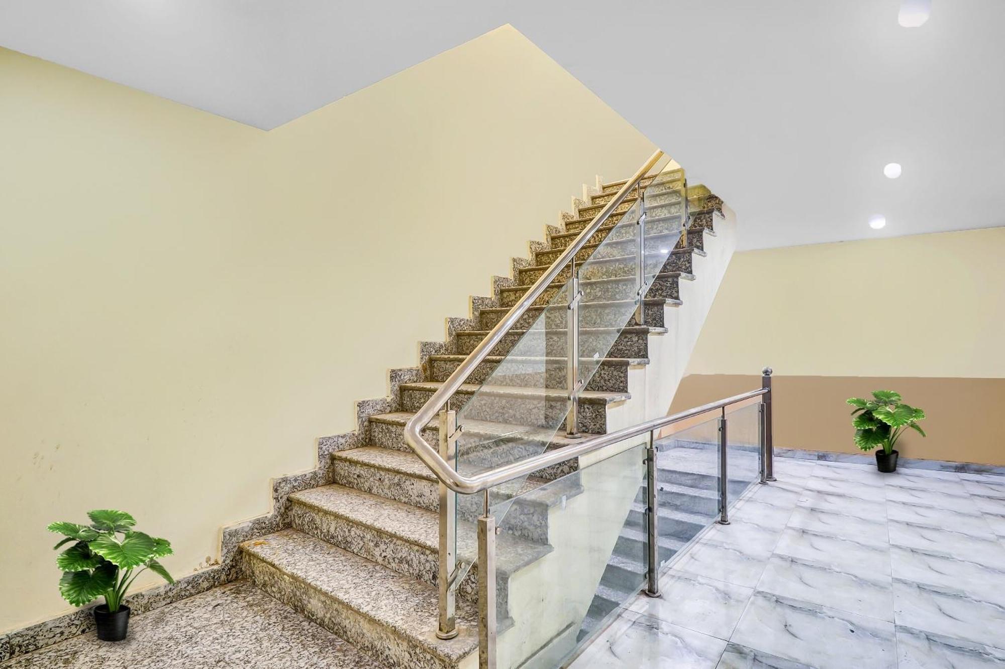 Hotel O Prince Home Stay Near Ambience Mall Ню Делхи Екстериор снимка