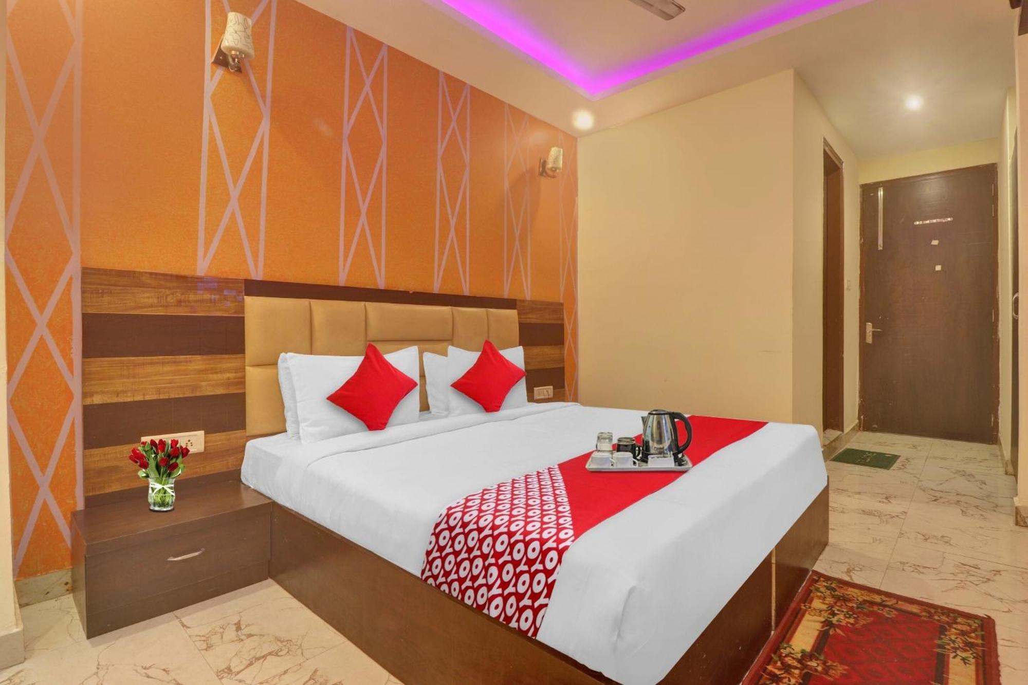 Hotel O Prince Home Stay Near Ambience Mall Ню Делхи Екстериор снимка
